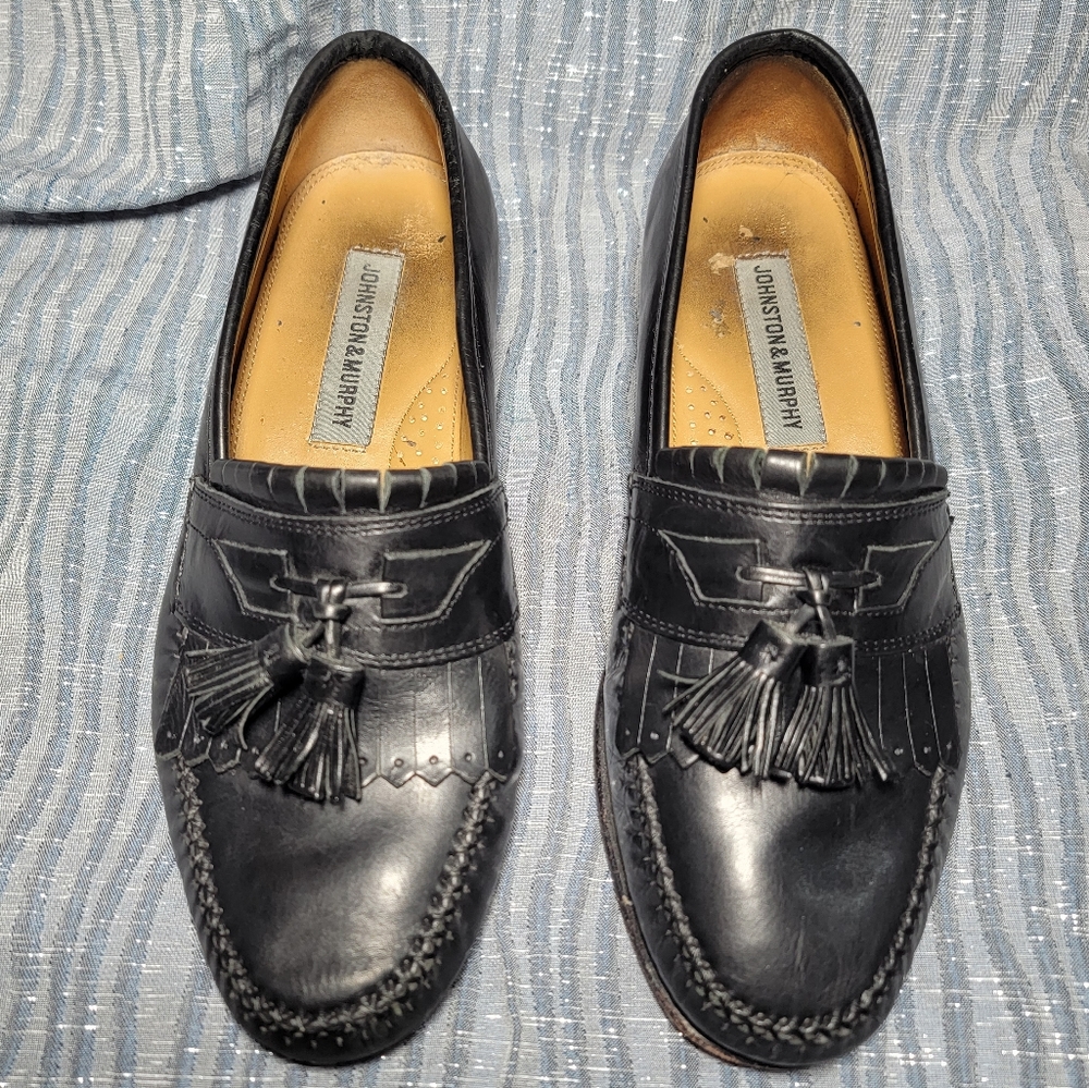 Men's Johnston & Murphy size 7.5M black tassled loafers in great shape.